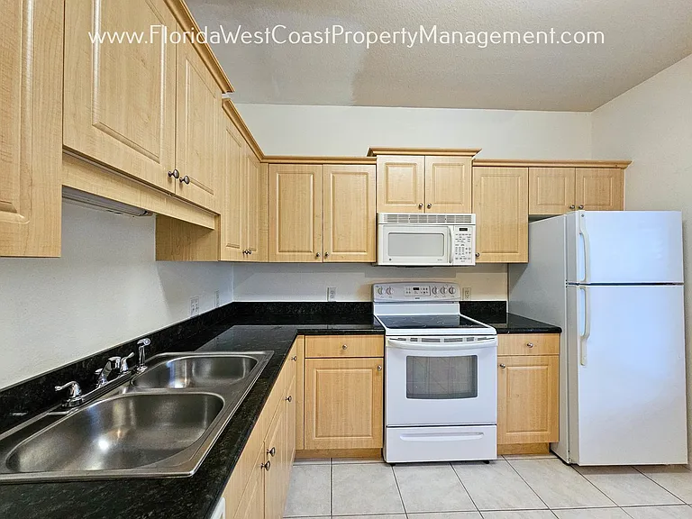 7654 Plantation Cir — Photo 2