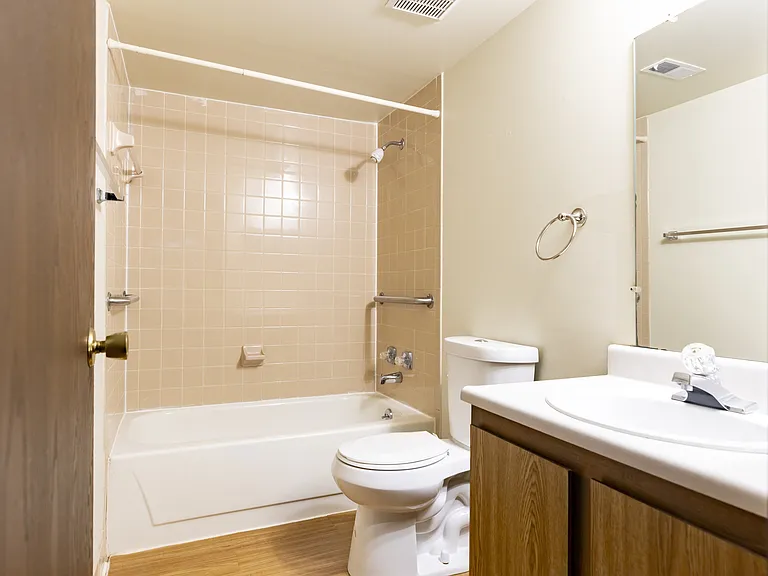 Highland Manor Apartments — Photo 10
