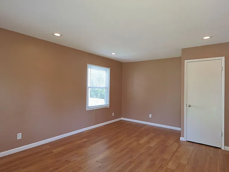 325 Caithness Rd — Photo 4