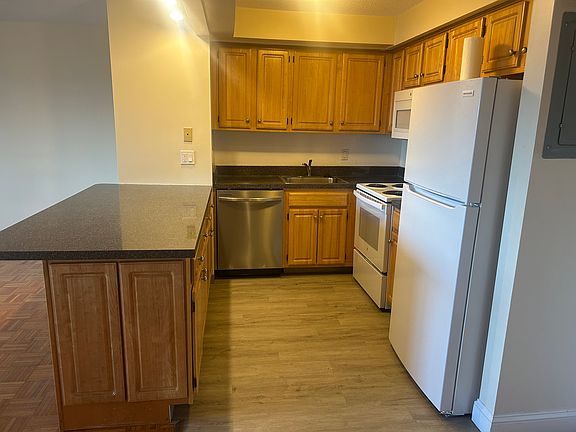 3rd image of 1025 Hancock St Unit 5L