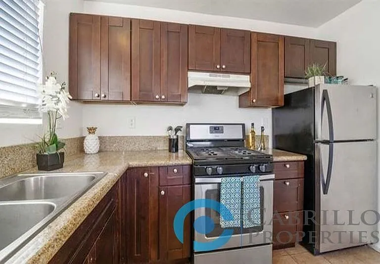 4523 Winona Ave #B — Photo 6