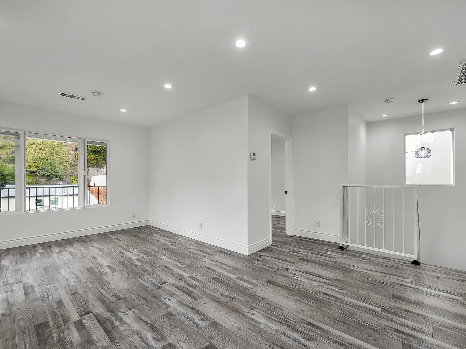 9848 Portola Dr - Elegant Beverly Hills Home Featuring Panoramic Canyon Views — Photo 2