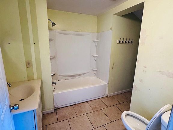 4th image of 682 Chestnut Springs Ln