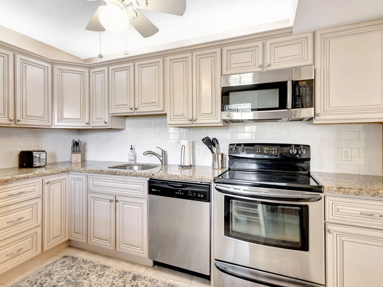 2 bed, 2.0 bath, 1170 sqft, $4,000 — Photo 2