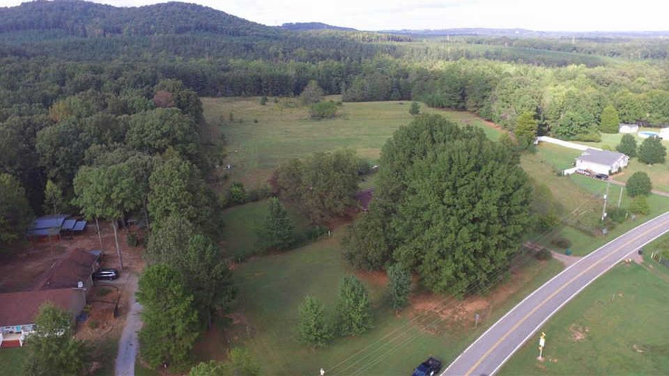 2nd image of 908 Green River Rd