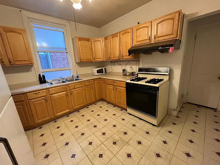 5808 Hobart St #1 — Photo 8