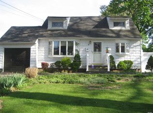 4 Lynhaven Pl, Commack, NY 11725