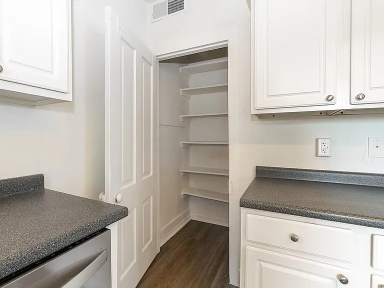 684 Hamlet St — Photo 10
