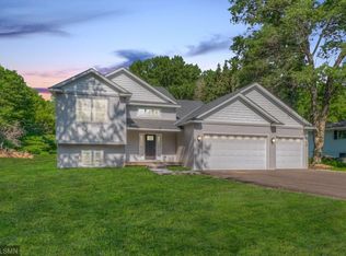 8456 Red Oak Dr N, Mounds View, MN 55112