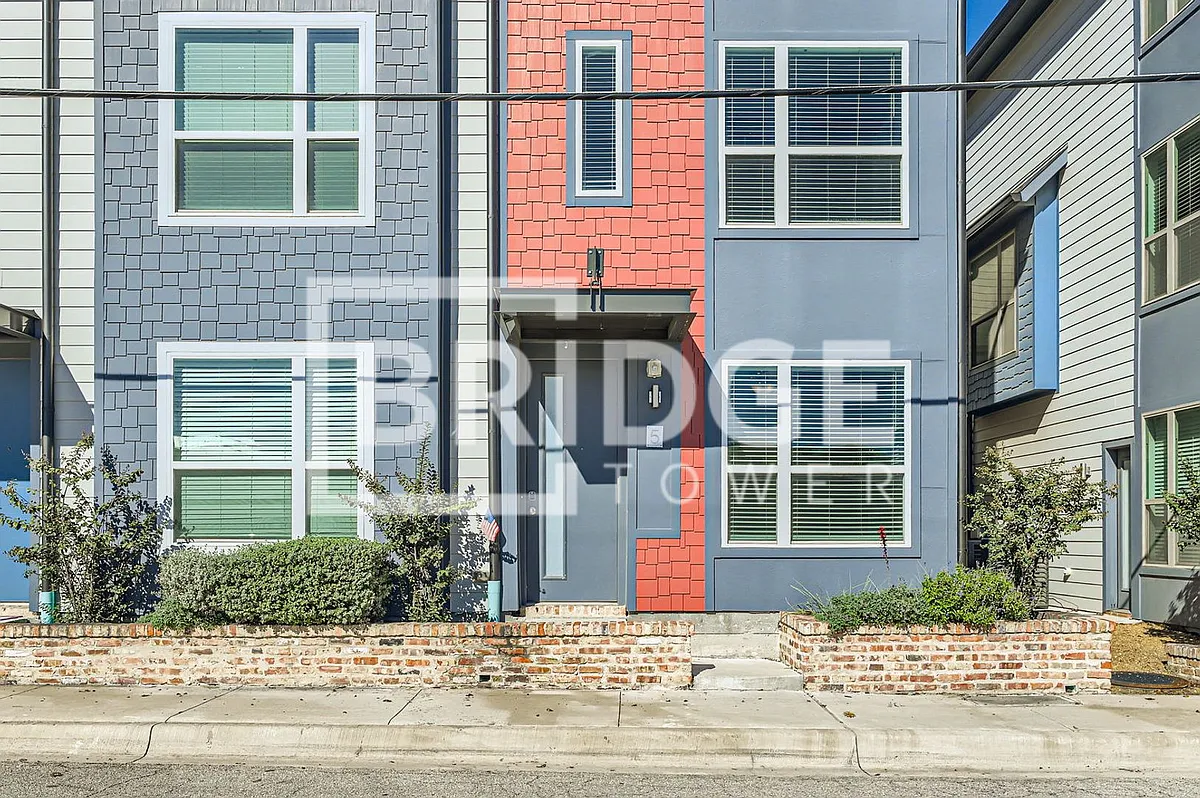 Building Photo - 301 E Lamar St