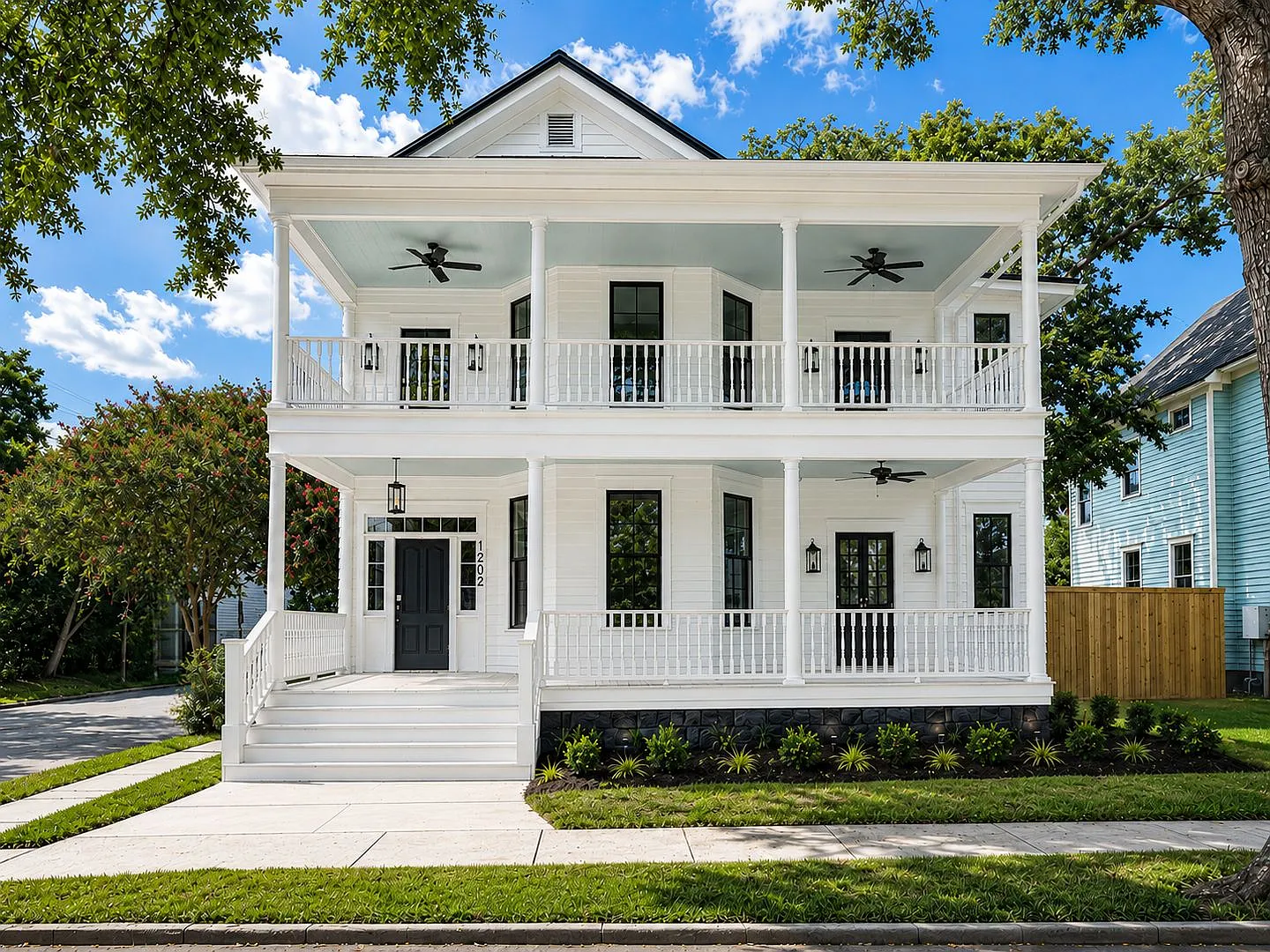 5 Bed | 4 Bath | Gated Backyard | Midtown | Brand New Renovation — Photo 2