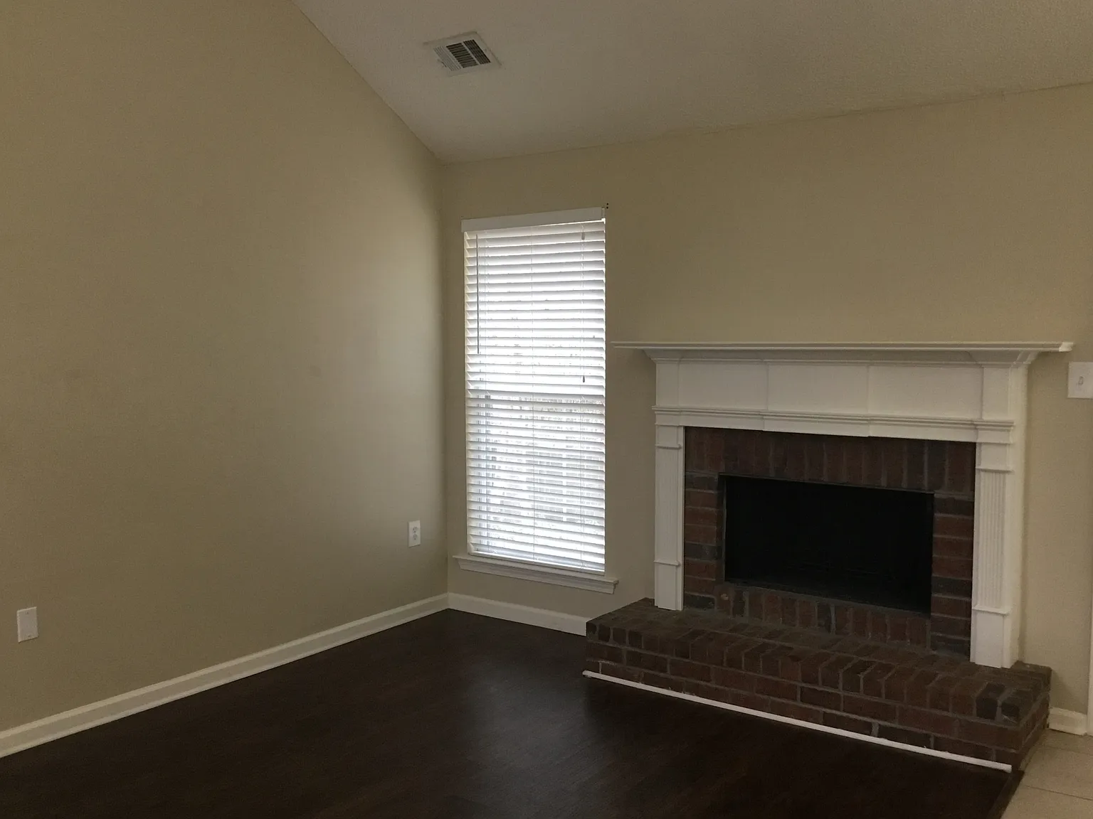 3 bed, 2.0 bath, 1442 sqft, $1,995 — Photo 4