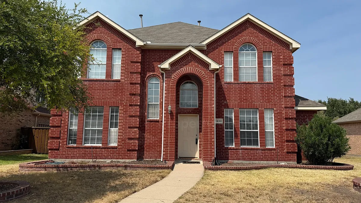 4 bed, 3.0 bath, 2630 sqft, $2,650 — Photo 1