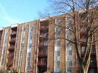 825 Pearson St APT 2E, Des Plaines, IL 60016