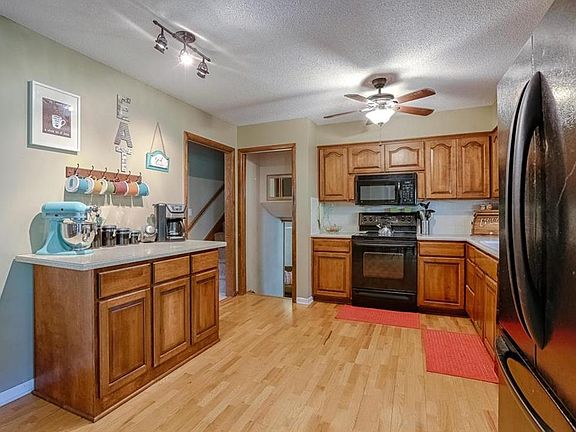4th image of 9721 W 91st St