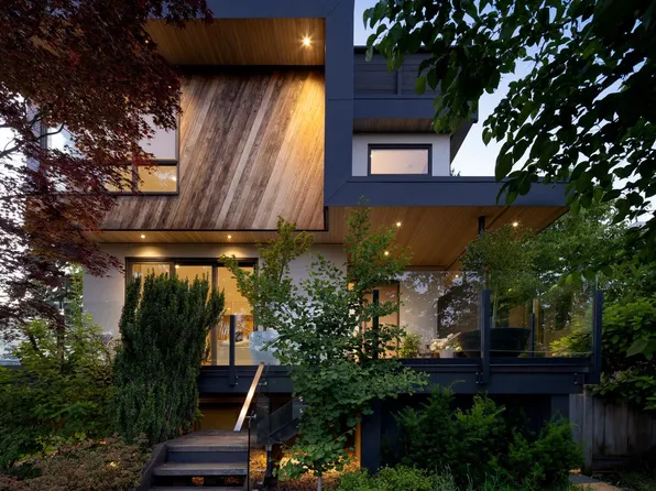 452 E 4th St, North Vancouver, BC V7L 1J5