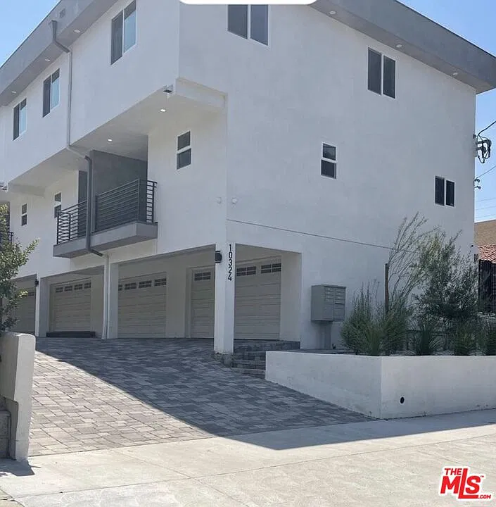 3 bed, 2.5 bath, 1376 sqft, $3,200 — Photo 2