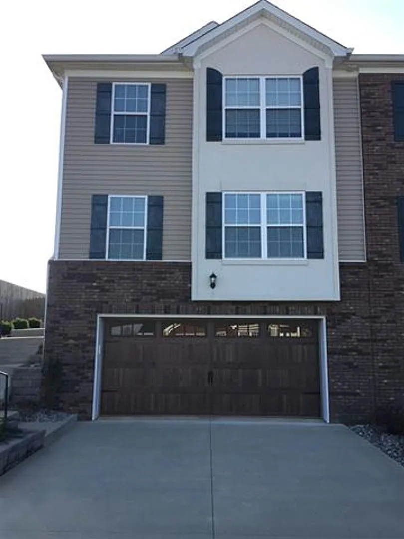 160 Vineland Parkway — Photo 1