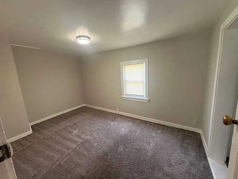 3130 W 33rd St — Photo 5
