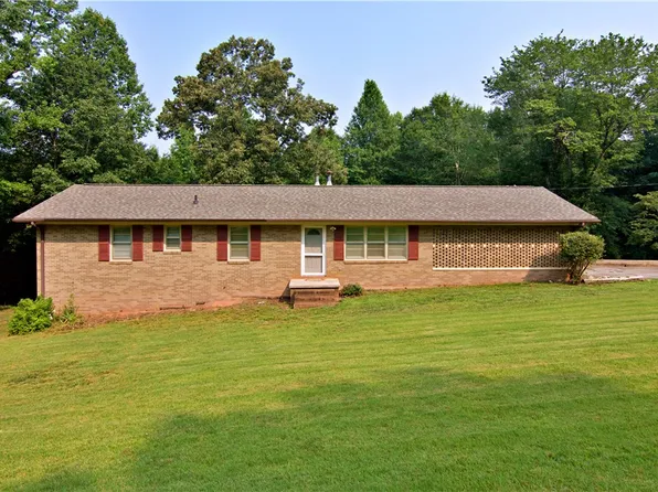 421 Forest Acres Cir, Walhalla, SC 29691