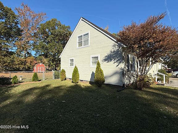 3rd image of 1725 Edgewood Drive