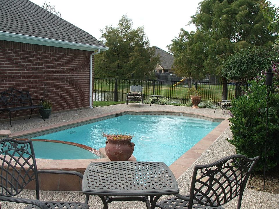 2nd image of 1408 The Lakes Ct