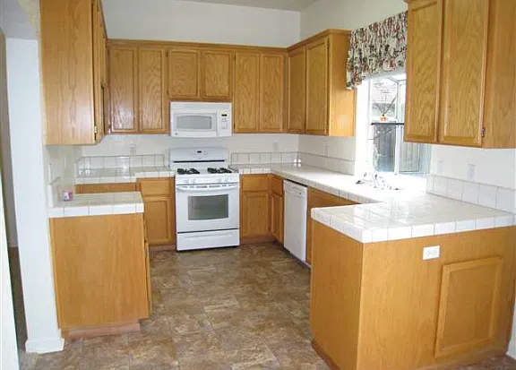 4 bed, 1928 sqft, $4,200 — Photo 4