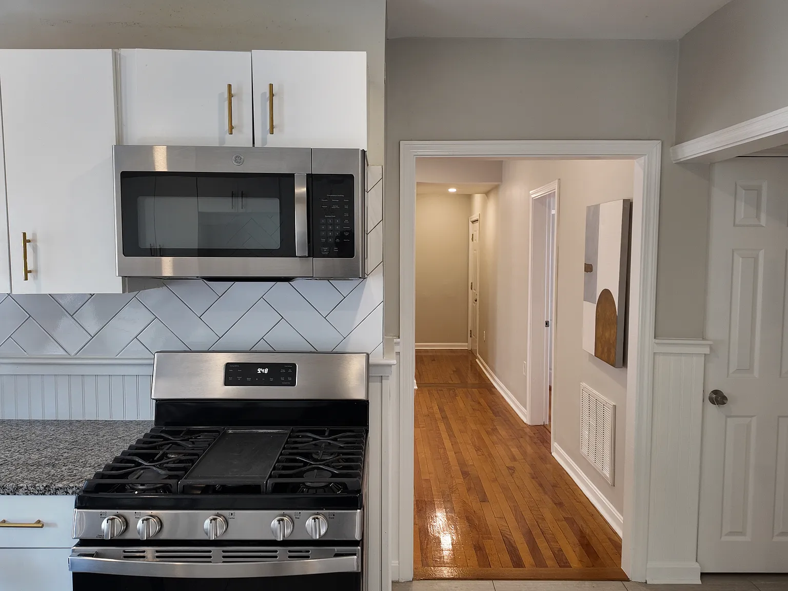 3 bed, 1100 sqft, $2,100 — Photo 2