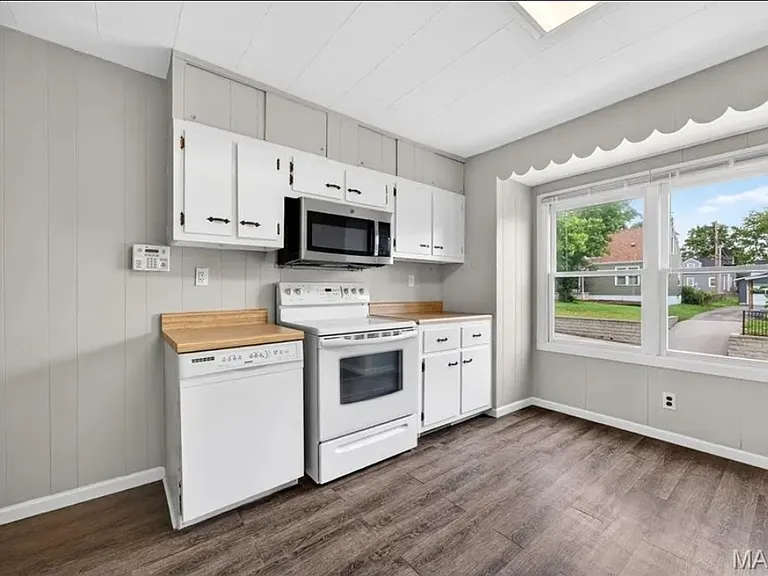 1033 Perry St — Photo 19