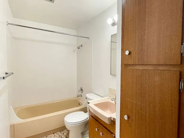 Escolier Apartments — Photo 38