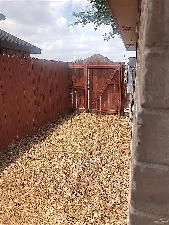 2 bed, 2.0 bath, 3692 sqft, $875 — Photo 4