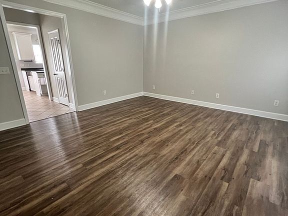 3rd image of 904 Tote Ln