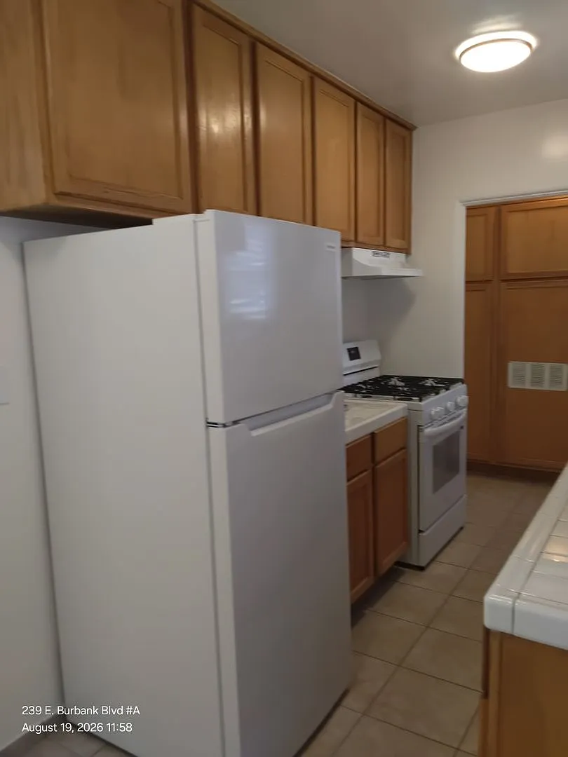 Bright & Spacious Unit in the Heart of Burbank Utilities Included! — Photo 2