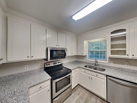 4th image of 105 S Lakeside Dr