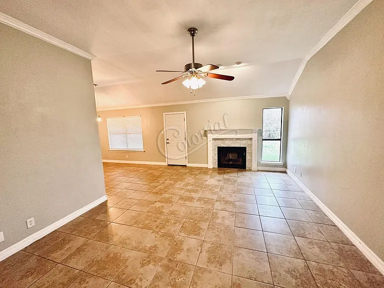 5010 James Loop — Photo 3
