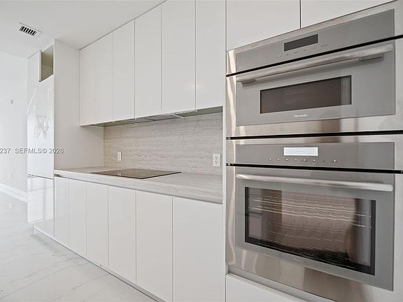 2nd image of 700 NE 24th St Unit 2105