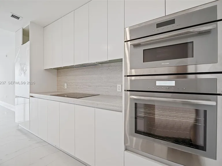 700 NE 24th St #2105 — Photo 2