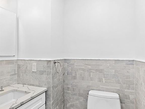 5th image of 160 E 48th St APT 6O