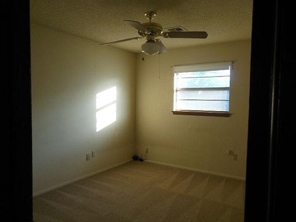 4th image of 303 NW Parkwood Pl