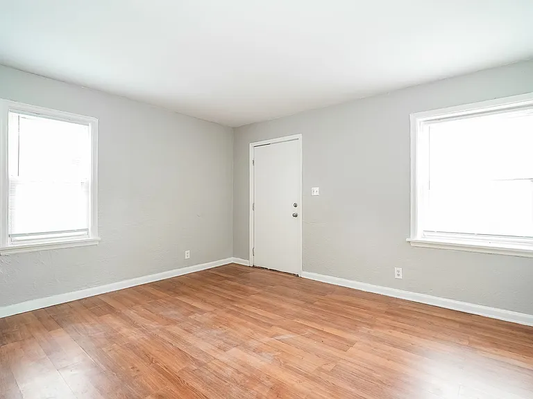 1732-1734 E Whittier St — Photo 3