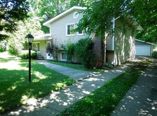 503 Willow St, Lake In The Hills, IL 60156