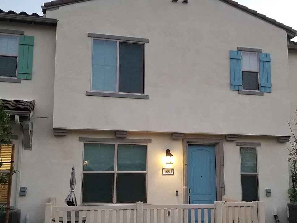 1093 W Buttercup Ln