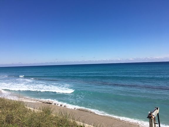 Lantana beach 5 min drive away
or 25 min walk.