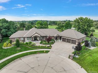 18703 Parke East Ct, Brownstown, MI 48193