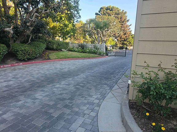 Exterior Neighborhood (street photo)