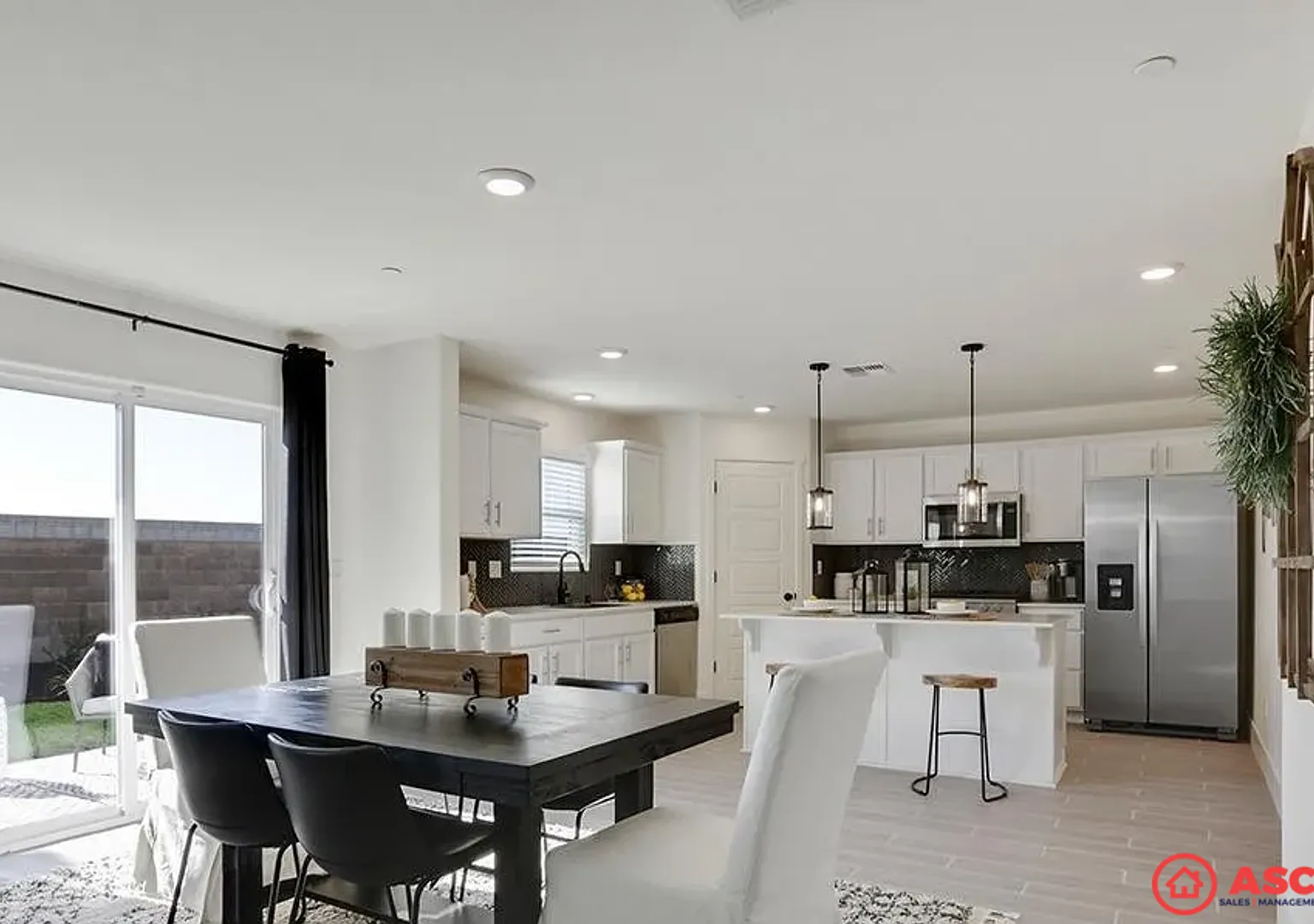 Spacious 5BR/3.5BA Home in 93311 Solar Powered, Utilities Included! — Photo 3