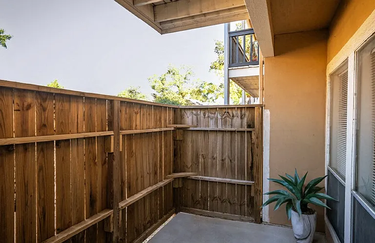 Woodlake Oaks Apartments — Photo 14