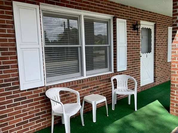 44 White Oak St APT 6, Franklin, NC 28734