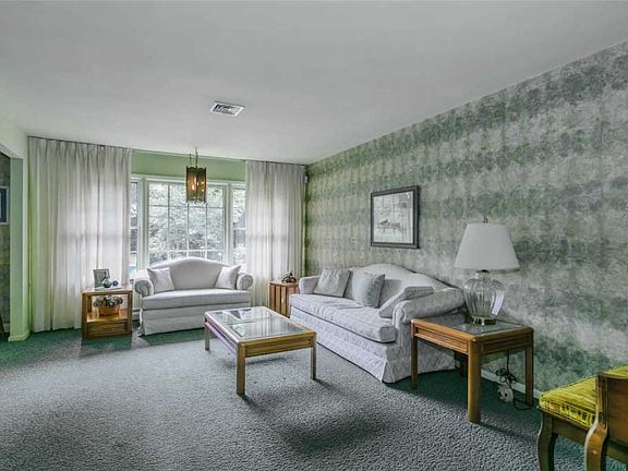 5th image of 10 Mannetto Ct