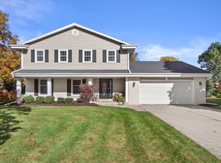N24W22420 Meadowood Ln, Waukesha, WI 53186